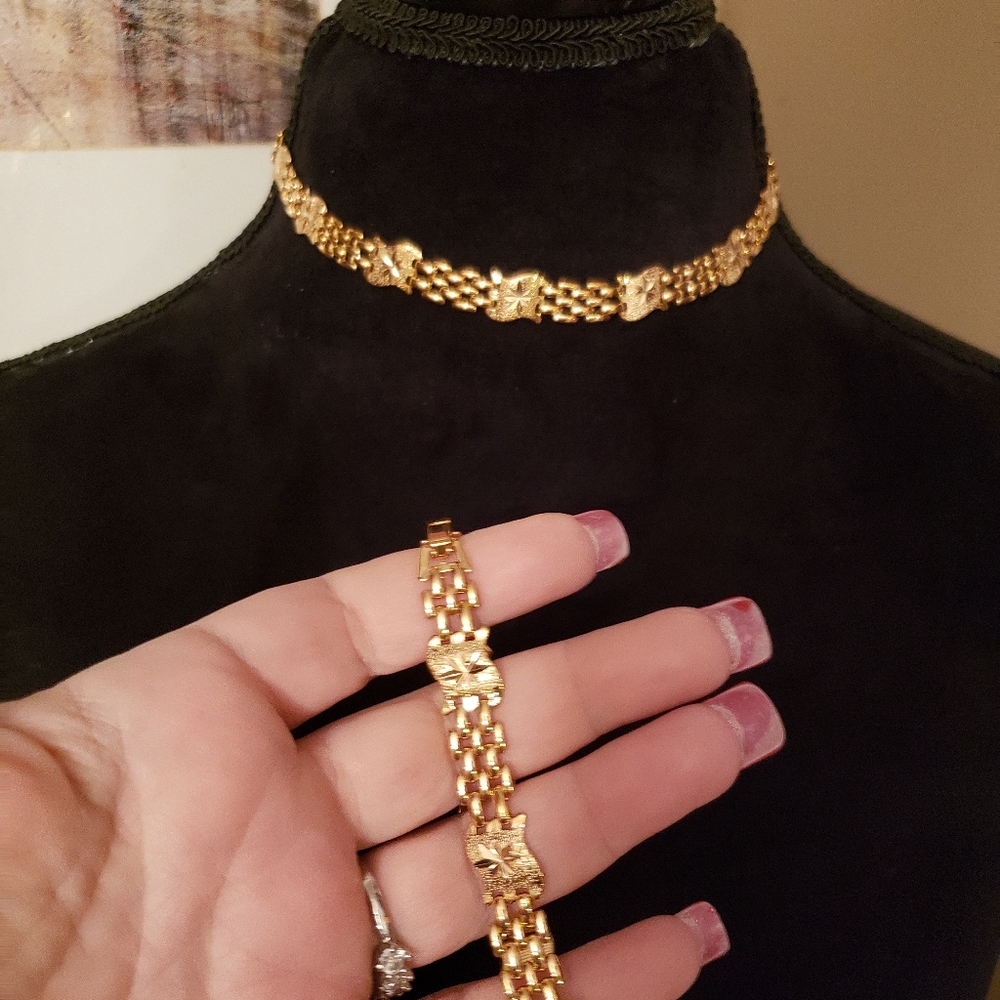Sale VINTAGE Gold Necklace & bracelet set. Lays flat. Gorgeous link